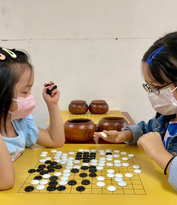 學生在課堂上對弈