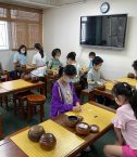 學生上課對弈中